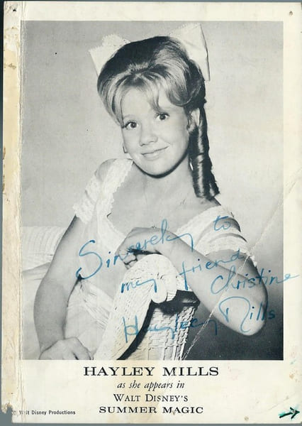 Walt Disney : Carte photographique, de r&eacute;ponse pour les fans, d&eacute;dicac&eacute;e par Hayley Mills.. ( Cin&eacute;ma - Walt Disney ) - Hayley Mills.