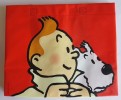 Lot objets para-BD du mythe Tintin. Lot comprenant un Sac en toile épaisse portant la mention "  En Voiture Tintin " + un sac en toile bleue + un sac ...