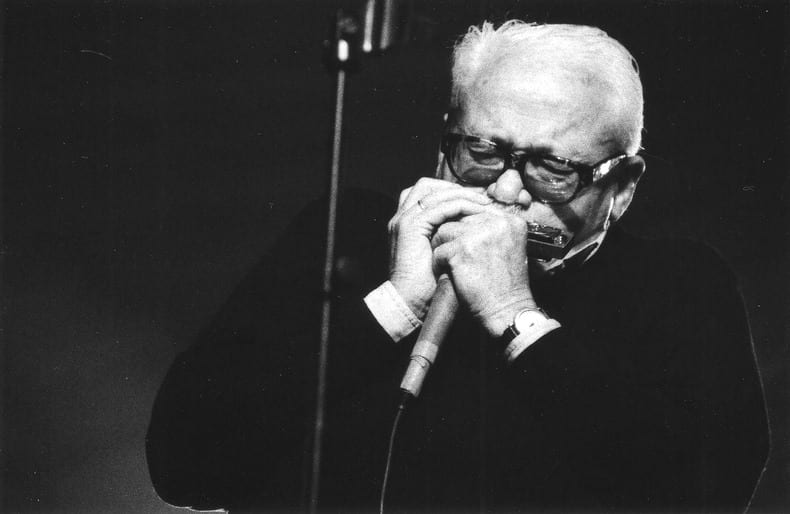 Superbe photographie en tirage argentique de l'harmoniciste et guitariste, Toots Thielemans, prise en 1999 en belgique au Gaumes Jazz Festival.. ( ...