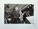 Superbe photographie en tirage argentique du saxophoniste Bob Berg, prise en Suède, en 1999, lors du Kristianstad Jazz Festival.. ( Photographies - ...