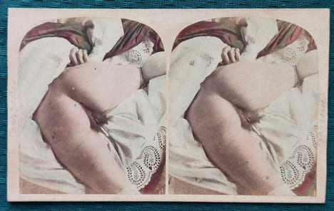 Le "Derrière", Photographies obscènes pour stéréoscope.
Rare exemplaire en bel état des vues stéréoscopiques pornographiques de A. Belloc saisies par ...