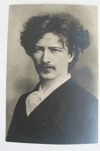 Original portait-photograph. Silverprint postcard (12,8 x 8,5 cm). Edition : Art Moderne, Lausanne. No date.