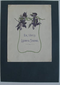 Ex libris Ludwig Saeng. In der Patte signiert Auguste Kichler, Darmstadt, 1901. Gedruckt in grün und violett. 14,6 x 11,2 cm. Montiert auf grünen Karton.