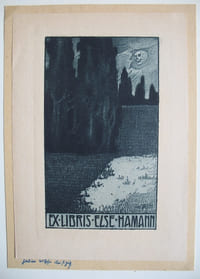 Ex-libris Else Hamann. Waldszene mit Totenkopf als Mond. Originalradierung. Blaugrüner Druck. O. J. In der Platte signiert (Julius Wilsche ?). Blatt : 16,2 x 10,9 cm. Platte : 13,5 x 6,5 cm. Auf Karton montiert.