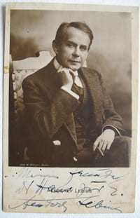 Porträt-Postkarte (phot. W. Willinger, Berlin), 13,5 x 8,5 cm) mit handschriftlicher Widmung von A. Lebius an Dr. Haas.