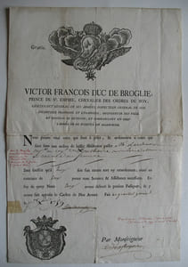 Laissez- passer du 1. 10. 1759 pour le capitaine Lardenoir signé par le duc de Broglie et Desforges. Une feuille composée - l'en-tête est contrecollé au laissez-passer - de 38 x 25,5 cm.