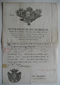 Laissez- passer du 1. 10. 1759 pour le capitaine Lardenoir signé par le duc de Broglie et Desforges. Une feuille composée - l'en-tête est contrecollé au laissez-passer - de 38 x 25,5 cm.