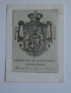Ex libris héraldique de Victor Duc de Saint Simon Vermandois, Pair de France, Grand d'Espagne. Gravure sur cuivre. S. d. (19e s.). Dimension : 9 x 6,5 cm. Monté sur un carton blanc. 