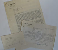 Zwei maschinengeschriebene Briefe vom 3. März 1947 (eineinhalb Seiten) und 2. Februar 1951 (eine halbe Seite), beide handschriftlich signiert an den Journalisten Holger Hoffmann in Genf. Es geht dabei um den Aufbau und die Unterstüzung von Pestalozzi-Kinderdörfern in Deutschland und um die Zusammenarbeit mit dem schweizerischen Kinderdorf in Trogen. Beiliegt eine Neujahrs-Glückwunschkarte. Edwin Arnet (1901 - 1962), Schweizer Schriftsteller und Journalist, Redaktor der NZZ. Alle Dokumente gelocht.