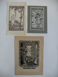 Drei Neujahrsgrüsse : 1) Zum Neuen Jahre. Paul Boesch Bern. Holzschnitt auf dünnen Japanpapier, undatiert, 17 x 10 cm. Leicht stockfleckig. - 2) Zum Neuen Jahre. 1921. Paul Boesch-Bern. Holzschnitt auf dünnen Japanpapier, auf Karton montiert. 11,5 x 7 cm. - 3) Von des Jahres Blüten und den reifen Früchten mög ein reichlich Anteil dir zu Eigen werden - 1936. Paul und Gertrud Boesch zum Neuen Jahre. Holzschitt. 20,5 x 14,5 cm. Papier leicht gebräunt, verso mit Adresse (Bleistift) : Junkerngasse 43, Bern. Die 3 Holzschnitte sind nicht signiert. Paul Boesch (1889 - 1969), Schweizer Grafiker, Maler un Illustrator.  