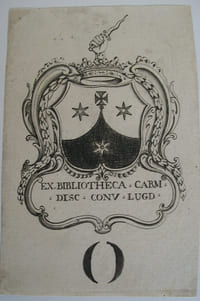 Ex-libris armorié du Couvent des Carmes déchaussés (Lyon). Gravure sur cuivre. 17e siècle. 12,3 x 8,2 cm. Transcription : Chappé arrondi d'argent et de sable, à trois molettes de l'un en l'autre et une croix pattée de sable en chef' portant l'inscription "Ex bibliotheca Carm. Disc. Conv. Lugd.". Les Carmes déchaussées se sont installés à Lyon en 1617. Dès 1618, ils ont commencé la construction de leur église. Ils furent autorisés à fonder un couvent à Saint-Claude en 1653-54. Le couvent des  Carmes déchausés a joué un grand rôle dans la Contre-Réforme à Lyon. Bon état.
