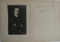 Portrait. Photographie originale. Foetisch Frères, Lausanne. Carte postale non utilisée (13,5 x 8,5 cm). En regard de la photographie la signature de l'artiste, datée Lausanne, 1913.