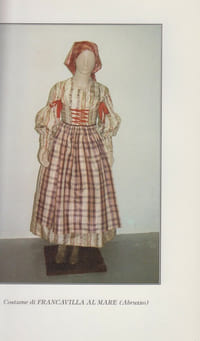 Costumi diversi di alcune popolazioni de' reali domini di qua del faro : mostra di abiti, ori, tessuti e stampe del XVIIIe XIX sec. di Abruzzo e Molise. Sulmona, Palazzo dell'Annunziata, 31 marzo-30 aprile 1994.