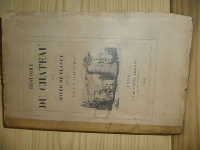 Histoire du château de Blandy en Brie (Blandy-les-Tours) de A.H. TAILLANDIER PARIS, J.B. Dumoulin - 1854 - Edition Originale - In-8 - Broché - Couverture illustrée, dos recollé - Bien complet du grand plan dépliant et de toutes les illustrations NB PP HT & en texte - Frontispice - Exemplaire sur vergé - Grandes marges - VII & 208 pages - Rare - envoi rapide et soigné