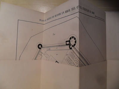 Histoire du château de Blandy en Brie (Blandy-les-Tours) de A.H. TAILLANDIER PARIS, J.B. Dumoulin - 1854 - Edition Originale - In-8 - Broché - Couverture illustrée, dos recollé - Bien complet du grand plan dépliant et de toutes les illustrations NB PP HT & en texte - Frontispice - Exemplaire sur vergé - Grandes marges - VII & 208 pages - Rare - envoi rapide et soigné