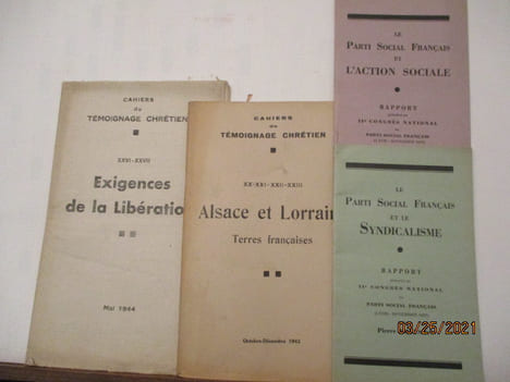 Politique -1)Le Parti communiste prépare l'insurrection armée, toute l'organisation, Enfin la Vérité.-2) Pour le Peuple, Par le Peuple - Manifeste ...