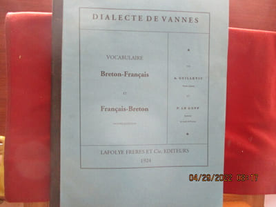 Dialecte de Vannes - Vocabulaire Breton-Français et Français-Breton - Nouvelle édition de A.Guillevic & P.Le Goff Edité par Lafolye Frères et cie, 1924 - Fac-similéde l'édition de 1924 - In-4 - Broché - 81 + 105 pages - textes sur deux colonnes - Propre - Réf. 47929