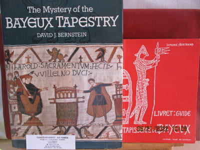 Normandie - 5 Ouvrages sur la Tapisserie de Bayeux. Tapisserie de la Reine Mathilde --- Dix années tragiques de sa longue histoire, 1939-1948, traquée par les allemands, sauvée par les français --- Livret-guide --- Un documentaire du XI è siècle ---The Mystery of the Bayeux Tapestry - Les pérégrinations de la tapisserie.