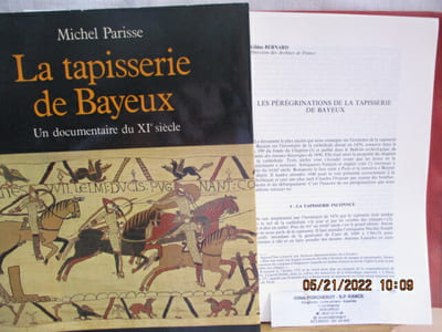 Normandie - 5 Ouvrages sur la Tapisserie de Bayeux. Tapisserie de la Reine Mathilde --- Dix années tragiques de sa longue histoire, 1939-1948, traquée par les allemands, sauvée par les français --- Livret-guide --- Un documentaire du XI è siècle ---The Mystery of the Bayeux Tapestry - Les pérégrinations de la tapisserie.