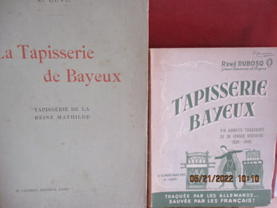 Normandie - 5 Ouvrages sur la Tapisserie de Bayeux. Tapisserie de la Reine Mathilde --- Dix années tragiques de sa longue histoire, 1939-1948, traquée par les allemands, sauvée par les français --- Livret-guide --- Un documentaire du XI è siècle ---The Mystery of the Bayeux Tapestry - Les pérégrinations de la tapisserie.