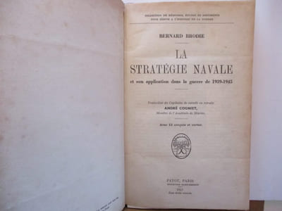 Marine - La statégie navale et son application dans la guerre de 1939/1944 -  Avec 12 Croquis et cartes - Sommaire : La puissance maritime (Sea Power) dans la guerre moderne - Les outils de la puissance maritime - La maîtrise de la mer - La défense de la navigation commerciale - Opérations amphibies - Bases - L'arme aérienne de la puissance maritime - Les hommes qui sont derrière les canons.
