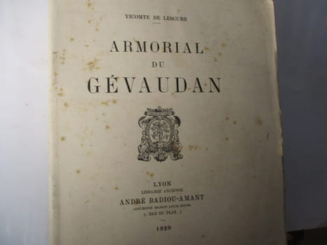 Généalogie - Héraldique - Armorial du Gévaudan du Vicomte de LESCURE(Historiquement, le Gévaudan était composé de huit baronnies : Apchier (Apcher, ...