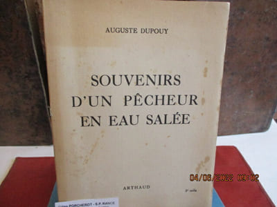 Souvenirs d'un pêcheur en eau salée, par Auguste Dupouy Auguste - Illustrations de Mathurin Meheut PARIS, Arthaud - 1953 - 214 pages - Broché, tache au 1 er plat - Nombreuses illustrations de Mathurin MEHEUT - Exemplaire non coupé -Bon exemplaire - Réf. 657