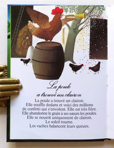 La poule a trouvé un clairon.