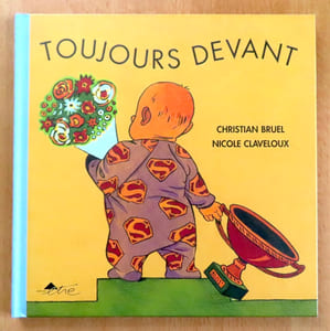Toujours devant.