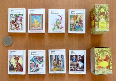 2 coffrets de livres minuscules. La petite Poucette - Haensel et Gretel - Aladin et la lampe merveilleuse - Le voyage de Nils Holgersson - Alice au pays des merveilles - Simbad le marin - Le roman de Renart - Hans le joueur de flûte.