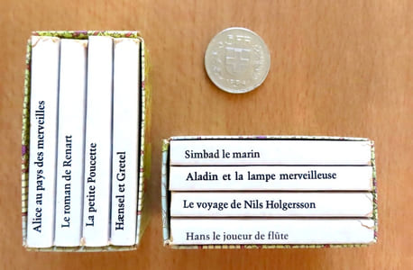 2 coffrets de livres minuscules. La petite Poucette - Haensel et Gretel - Aladin et la lampe merveilleuse - Le voyage de Nils Holgersson - Alice au pays des merveilles - Simbad le marin - Le roman de Renart - Hans le joueur de flûte.