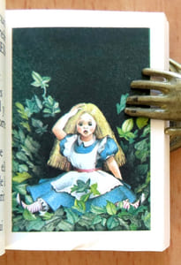 2 coffrets de livres minuscules. La petite Poucette - Haensel et Gretel - Aladin et la lampe merveilleuse - Le voyage de Nils Holgersson - Alice au pays des merveilles - Simbad le marin - Le roman de Renart - Hans le joueur de flûte.