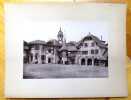 [Entr&eacute;e du Village suisse - Maison du Chevalier (Schaffouse), Pont couvert de Lucerne, Maison au campanile d'Auvernier, Maison de Moudon]. . ...