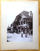 [Village suisse - La Grand'Rue côté gauche: Fontaine de Nyon. Maisons de Berne et Morat].  par Boissonnas Fred.:  - Image 2
