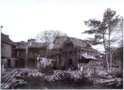 [Village suisse - Chalet de Langnau, vers le bois de pins].  par Boissonnas Fred.:  - Image 1