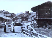 [Village suisse - Les mazots et l'étable valaisanne].  par Boissonnas Fred.:  - Image 1
