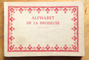Alphabet de la brodeuse. Lettres, chiffres, monogrammes et ornements à points comptés suivis d'une série de modèles avec calques pour broderie de blanc.  par  - Image 1