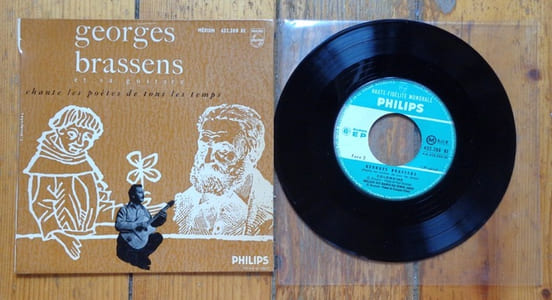 Georges Brassens et sa guitare chante les poètes de tous les temps.