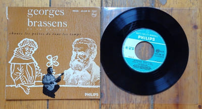 Georges Brassens et sa guitare chante les poètes de tous les temps. 