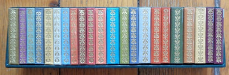 20 ouvrages en hongrois, en 22 volumes (minuscules). . Tagore Rabindranath: