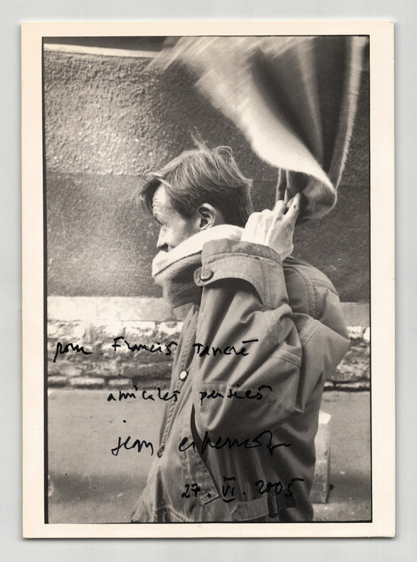Jean Echenoz - PHOTOGRAPHIE CARTE POSTALE NOIR ET BLANC d&eacute;dicac&eacute;e & sign&eacute;e. Jean ECHENOZ