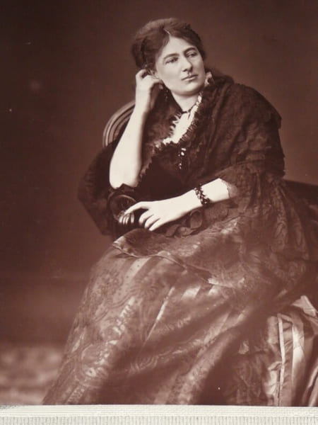 Portrait Juliette Lamber Adam par Mulnier - Photoglyptie + Texte. Mulnier (photographe) ; Adolphe Badin (notice biographique)