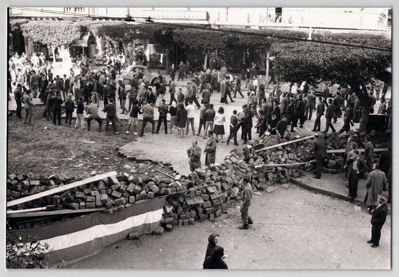 Photographie argentique de 1960 Guerre d' Alg&eacute;rie Semaine des Barricades. 