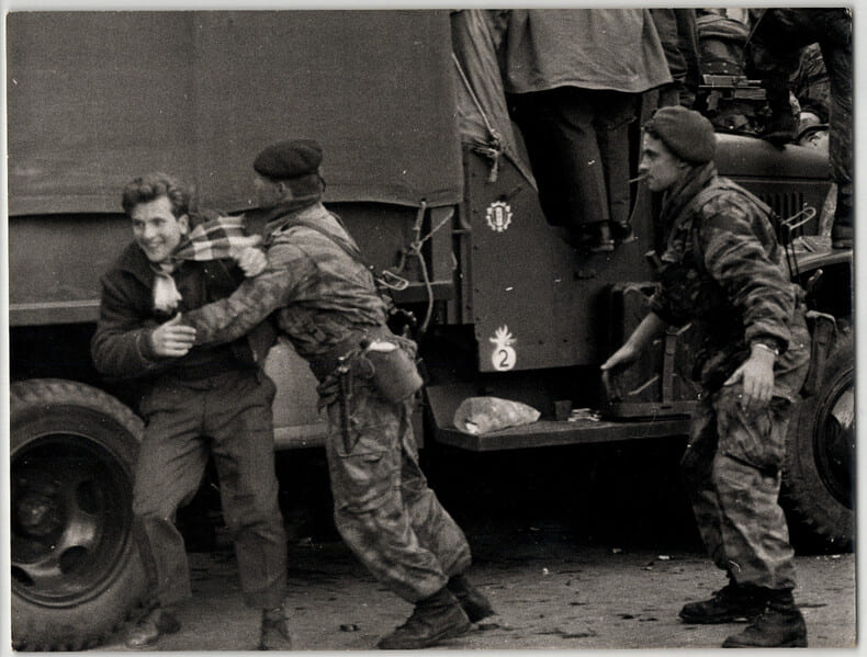 Photographie argentique 1960 Guerre d'Alg&eacute;rie La semaine des barricades. 
