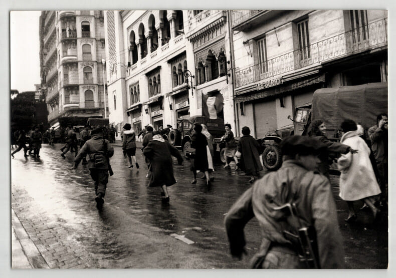 Photographie argentique 1960 Guerre d' Alg&eacute;rie Semaine des barricades Fuite. 