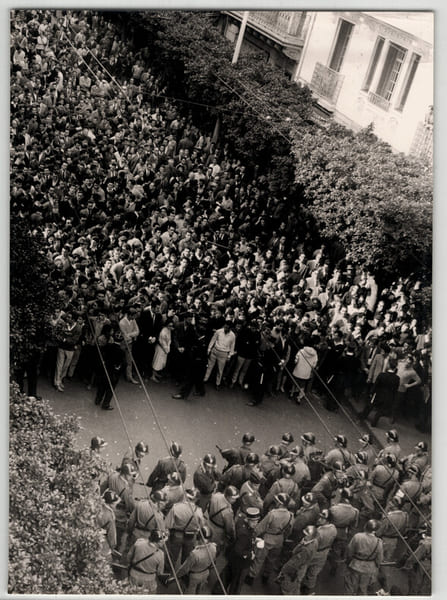 Photographie argentique 1960 Alg&eacute;rie Semaine des barricades Face &agrave; Face. 