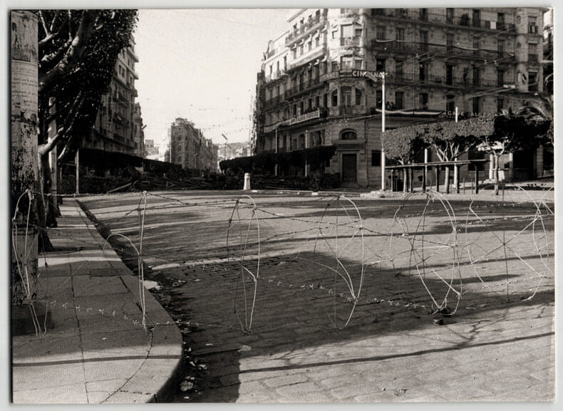 Photographie argentique 1960 Guerre d' Algerie Barricades &agrave; Alger. 