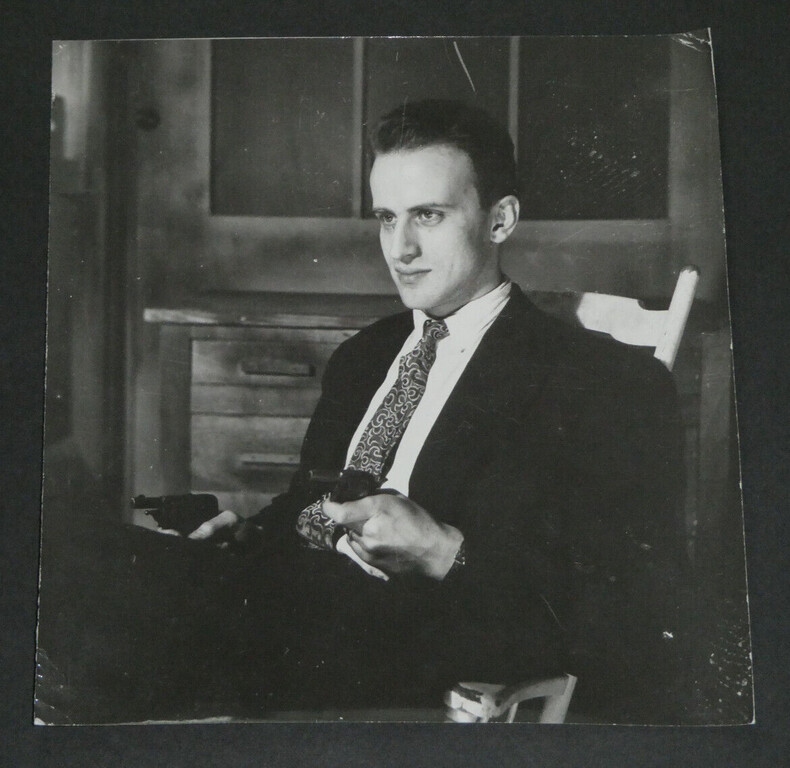 Boris VIAN - Photographie 20,9 x 20 cm, par H&eacute;l&egrave;ne ROGER-VIOLLET. H&eacute;l&egrave;ne ROGER-VIOLLET