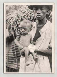 Photographie argentique Années 60 Madagascar Un enfant dans les bras