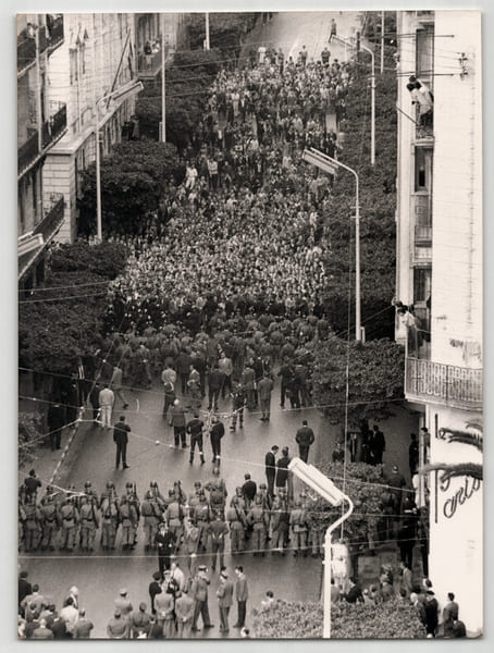 Photographie argentique 1960 Alg&eacute;rie Semaine des barricades Confrontation. 